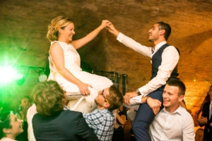 Le couple de mariés s'amuse.