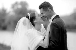 Beau moment capturé en noir et blanc.