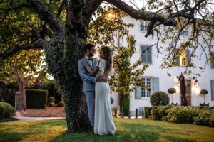 La spontanéité des amoureux enlacés.