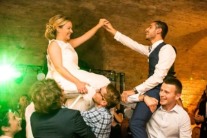 La soirée est animée.