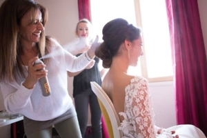 Des rires pendant les préparatifs.