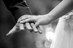 Une jolie photo de détail des alliances.