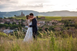 Un beau couple de mariés enlacés dans le Beaujolais.