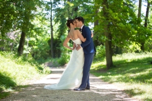 Une séance de couple mariés sur un chemin naturel.