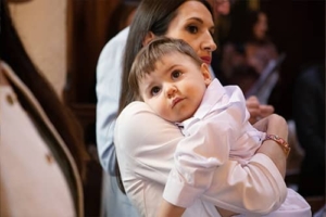 Un bébé dans les bras de sa maman