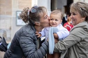 La tante fait un bisou