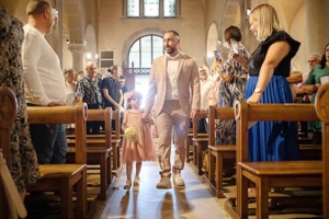 Un cliché naturel de l'entrée dans l'église