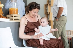 Une photo en famille après le baptême